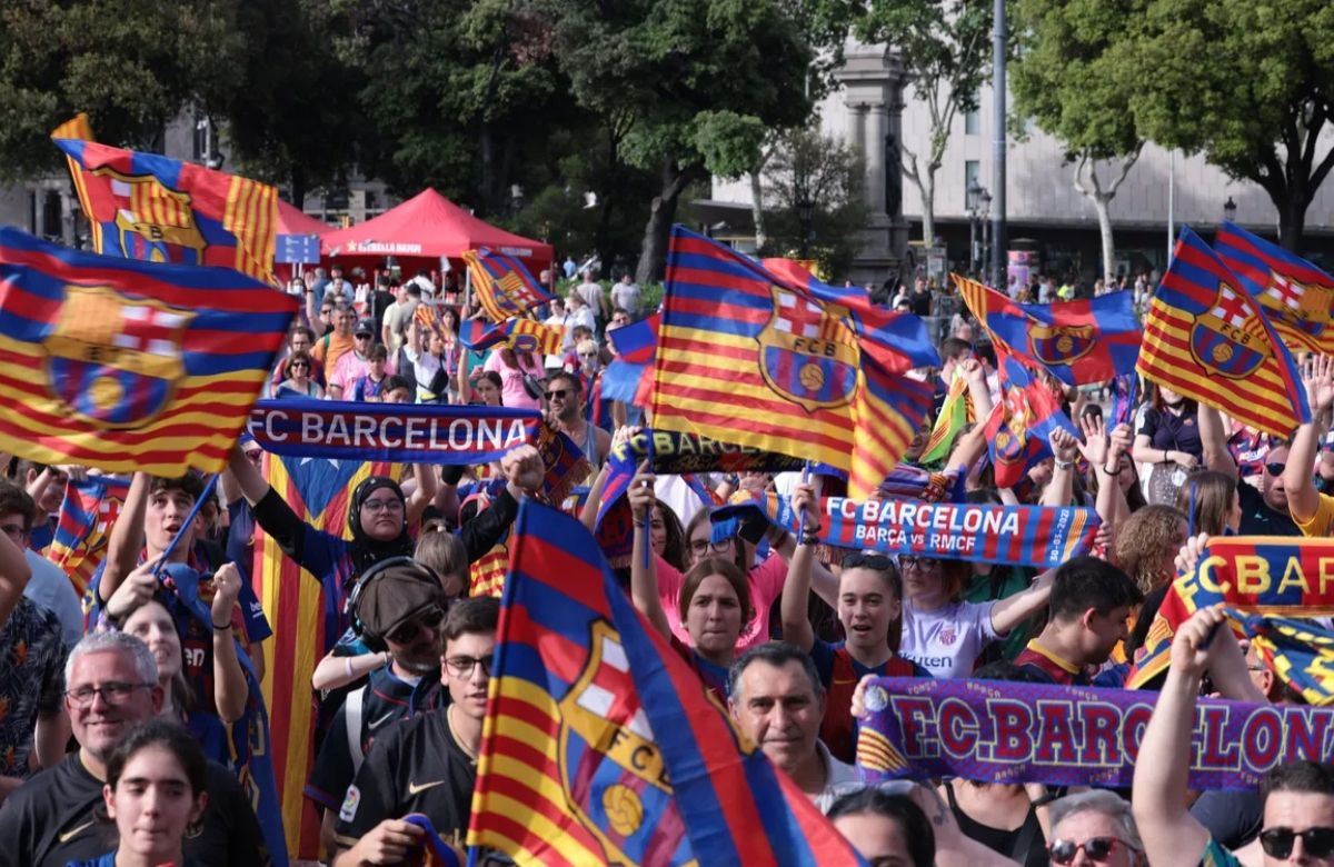 Los Aficionados Del Bar A Dan La Nota En La Celebraci N Del T Tulo De Liga