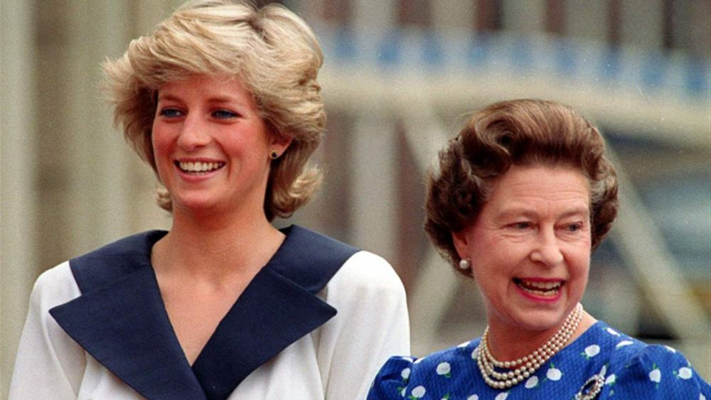 Lady Di junto a Isabel II