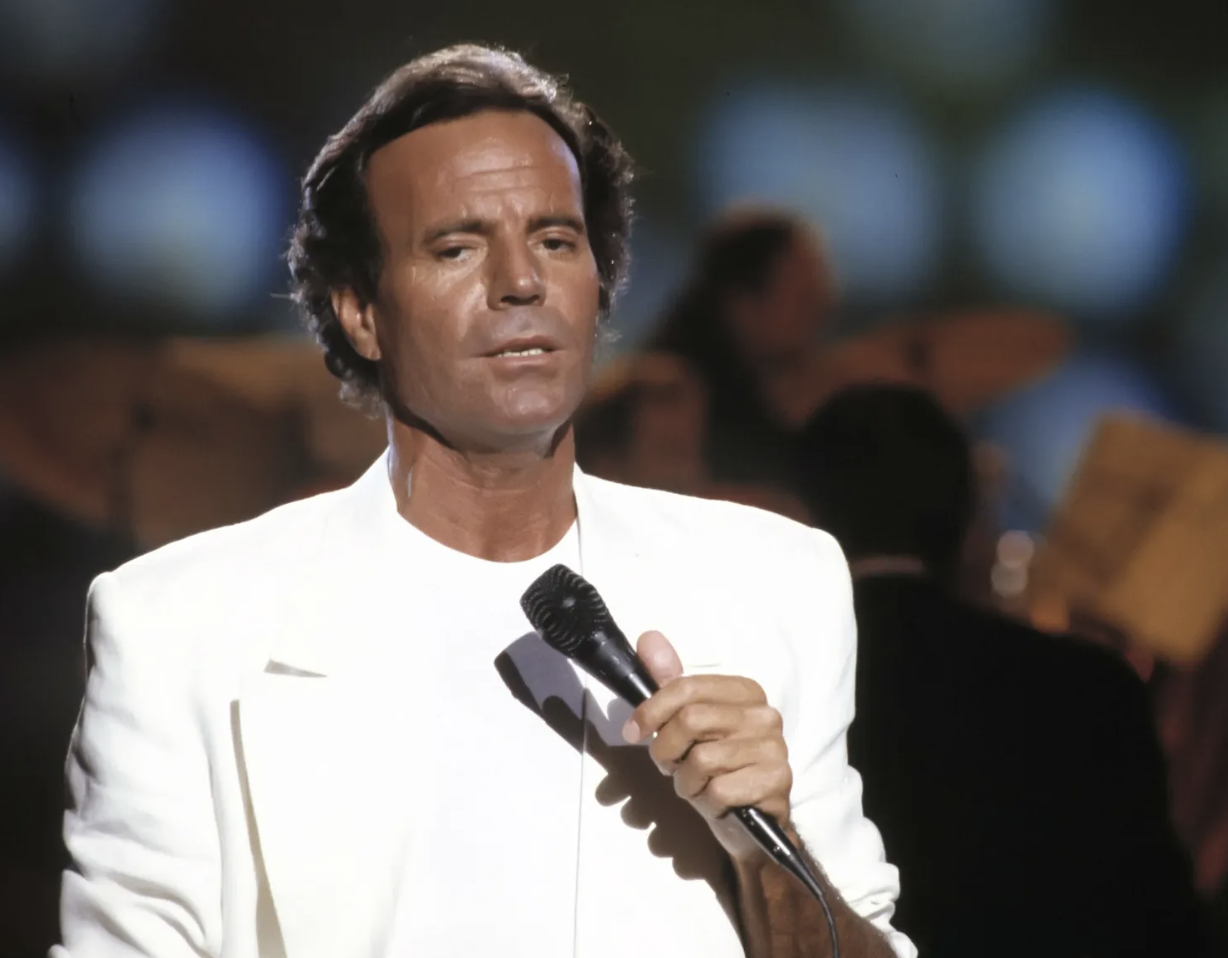 Julio Iglesias acaba con el debate sobre sus líos con amantes y el