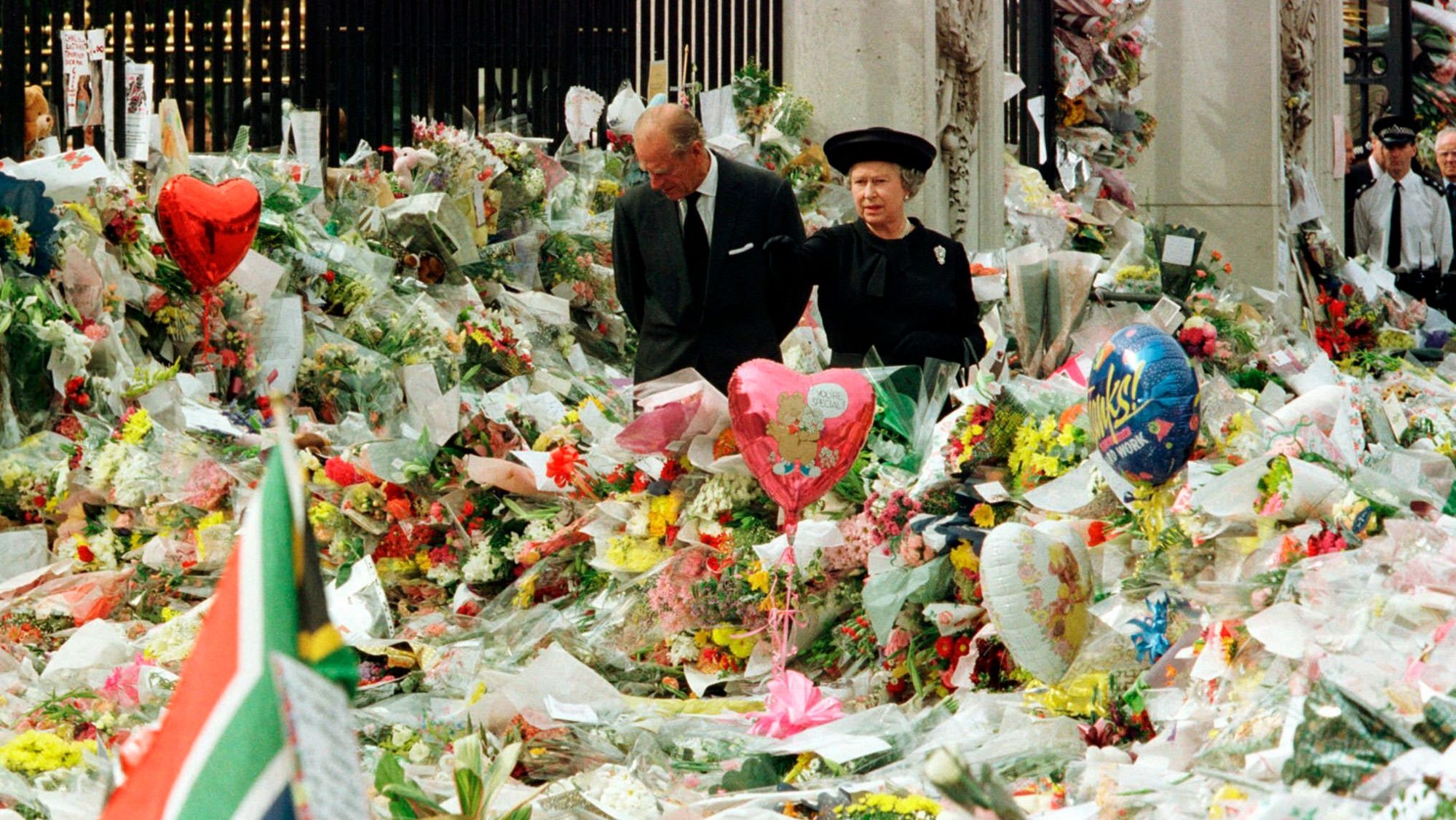 Reina Isabel delante del homenaje a Lady Di