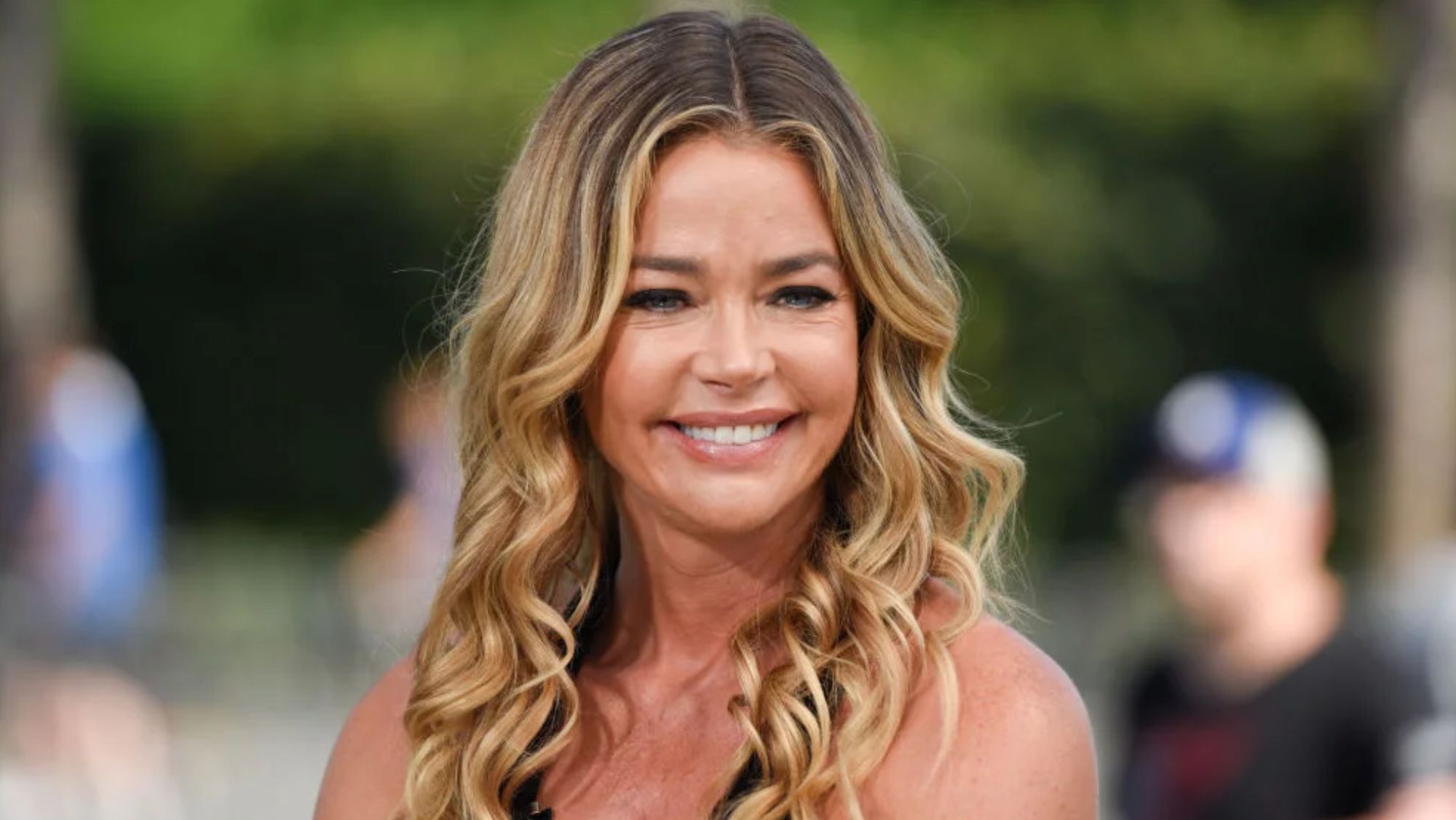 Denise Richards cuenta lo que hay detrás de su perfil de Only Fans: no te podrás creer quién le graba