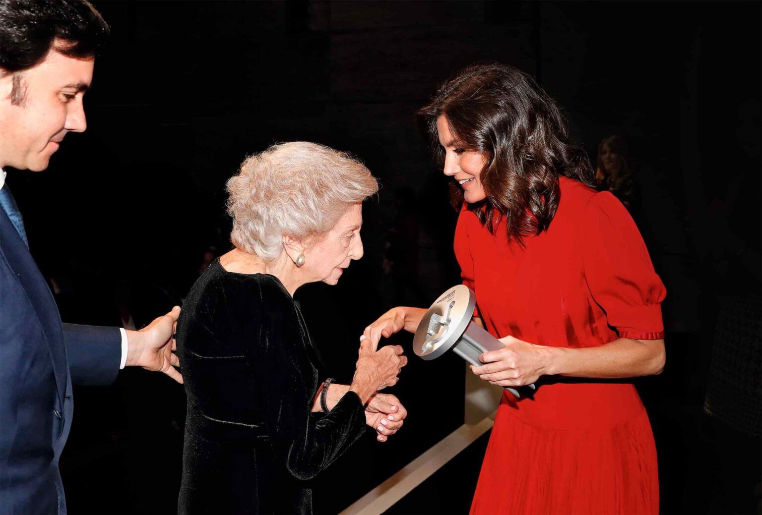 Doña Mercedes Junco Calderón recibiendo el premio de manos de la Reina Leticia