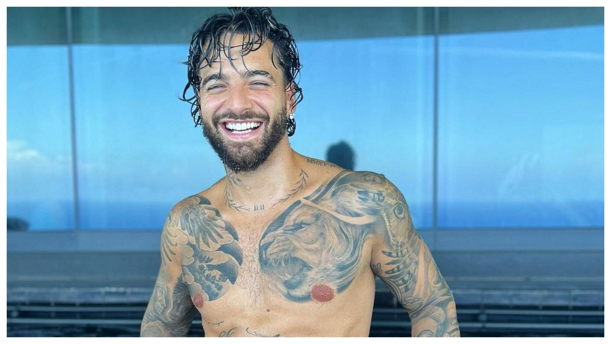 Maluma en la piscina