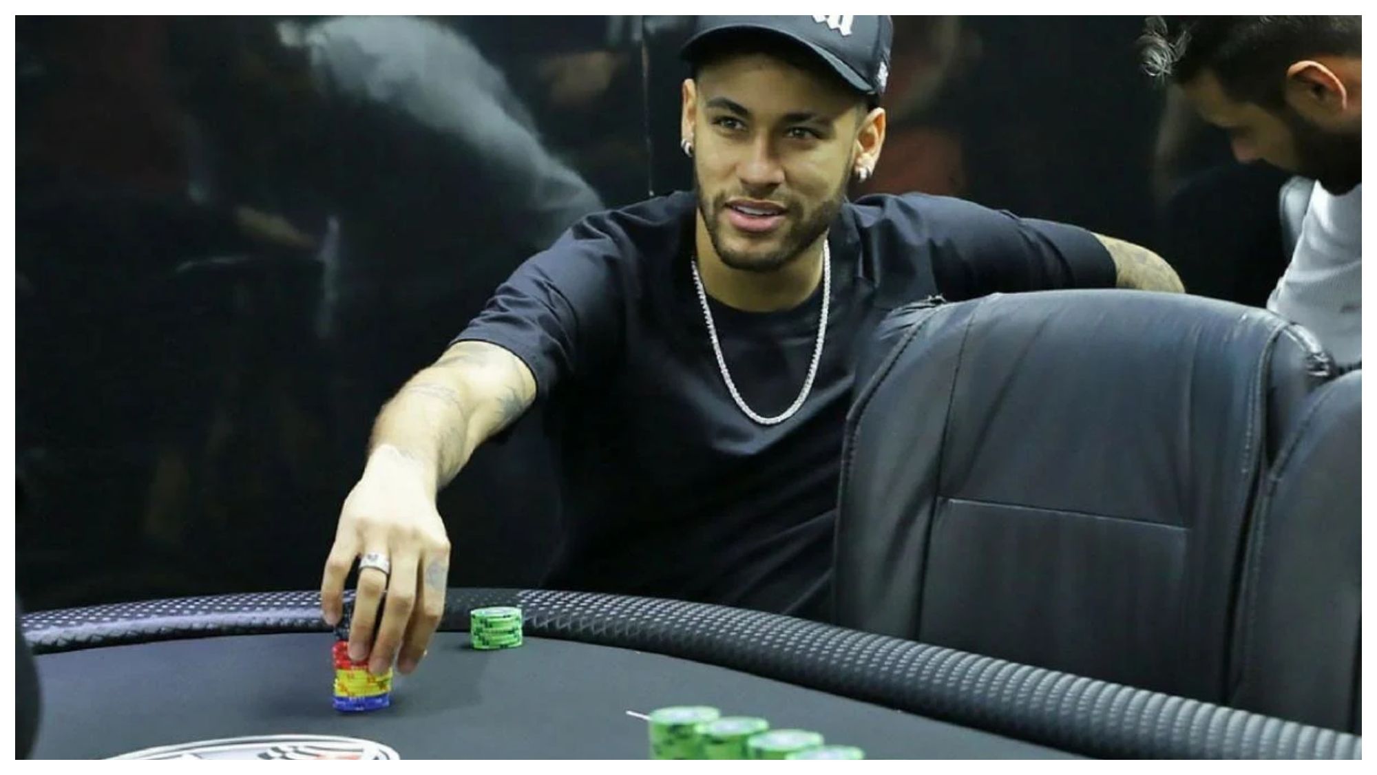 Neymar Junior jugando al póker