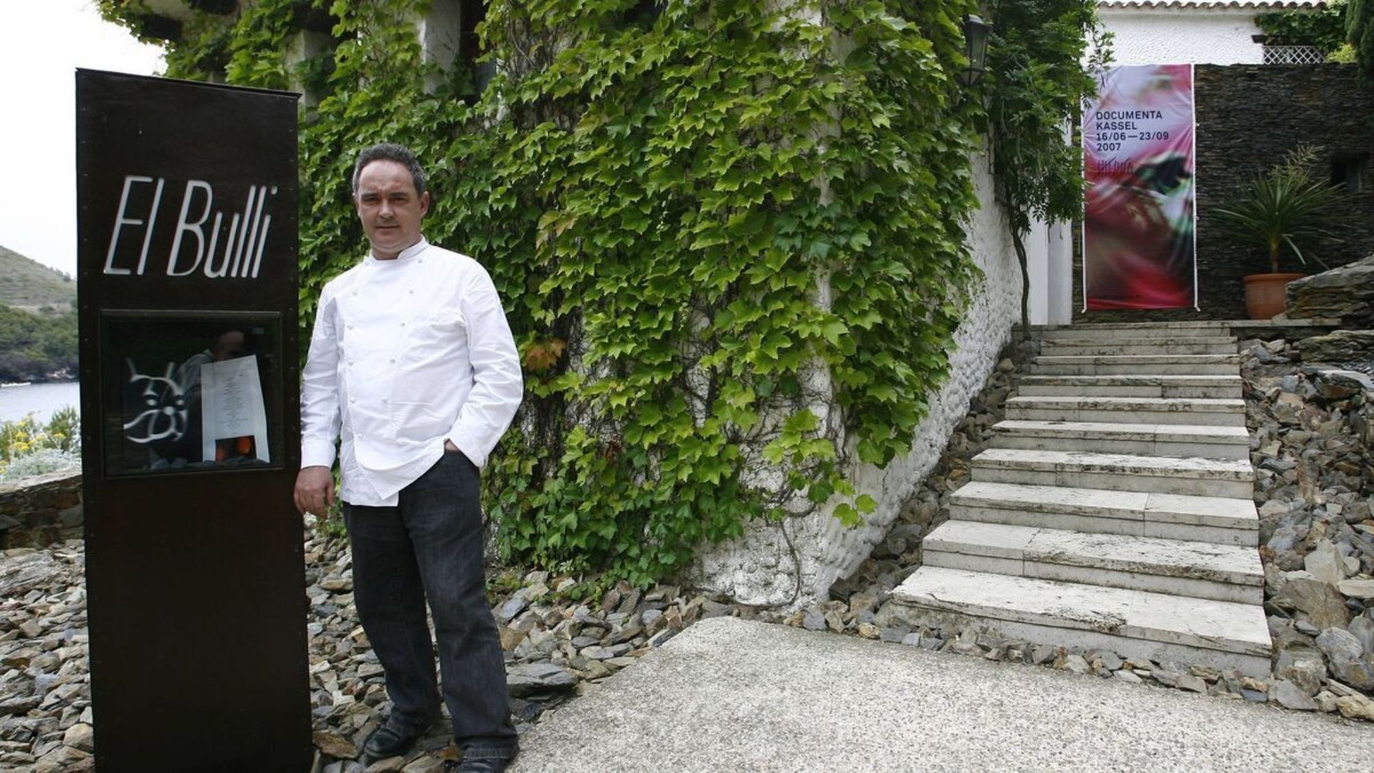 Ferrán Adriá en la puerta de elBulli