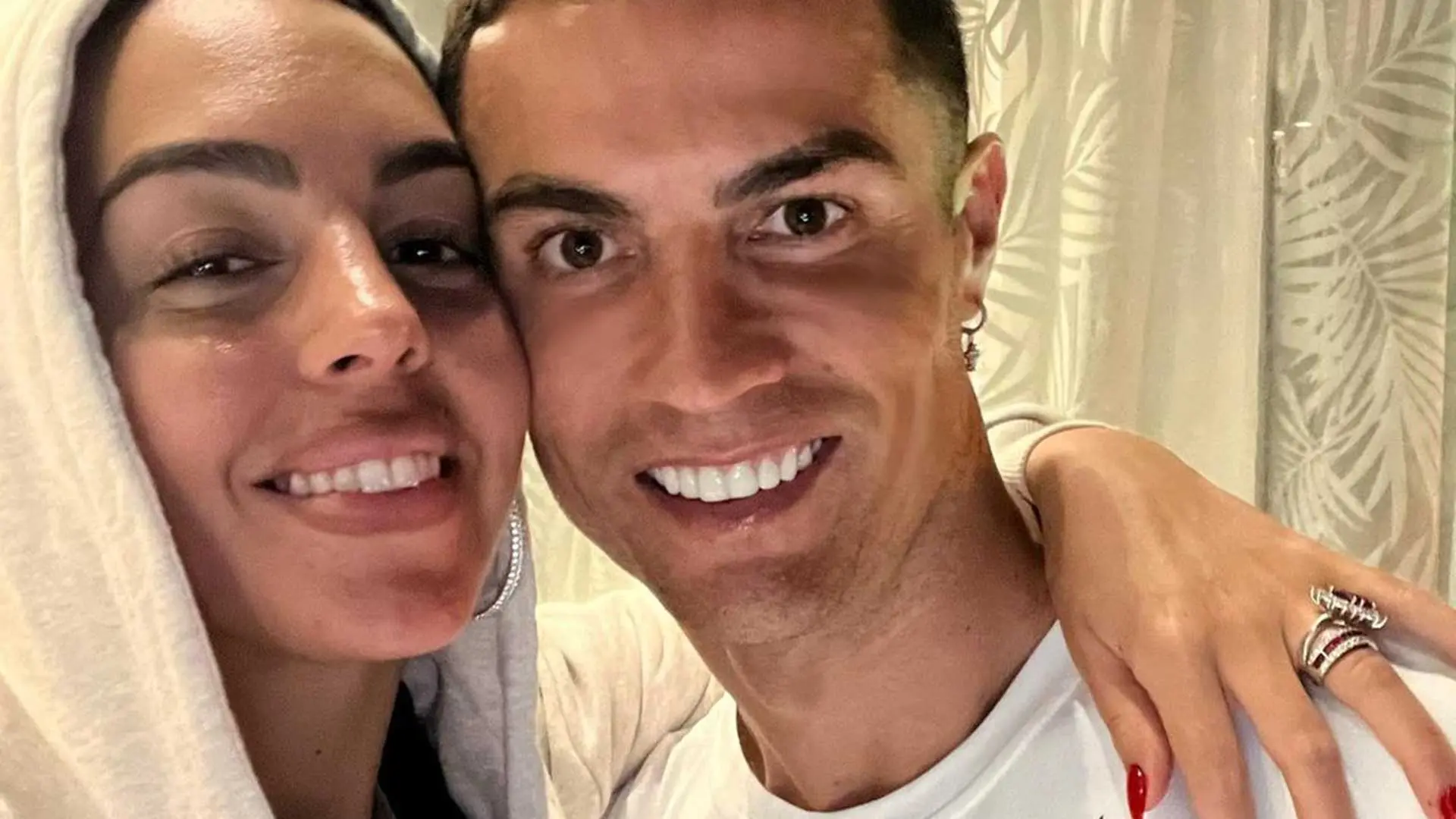 Georgina llega tarde a un acto de Cristiano