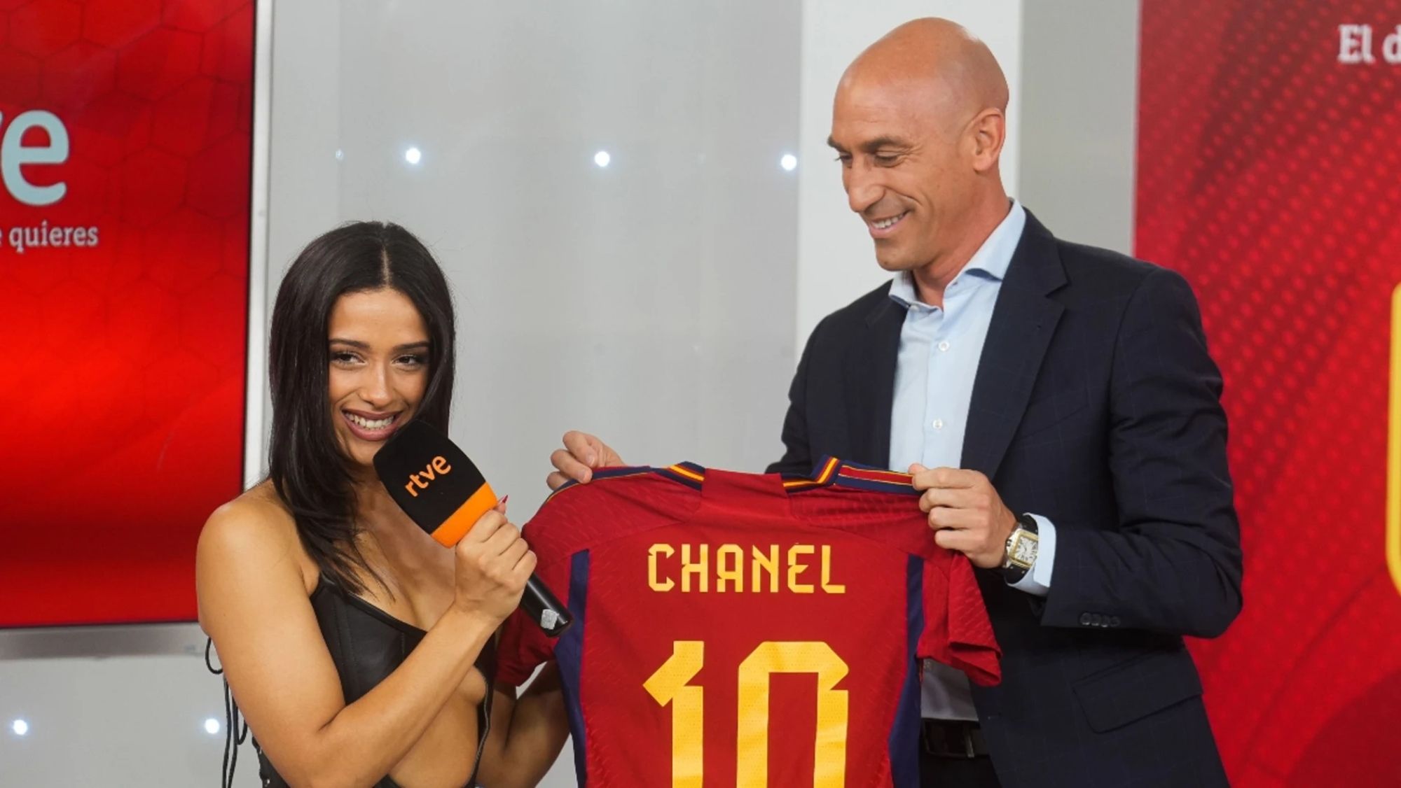 Chanel recibiendo la camiseta de España de manos de Luis Rubiales