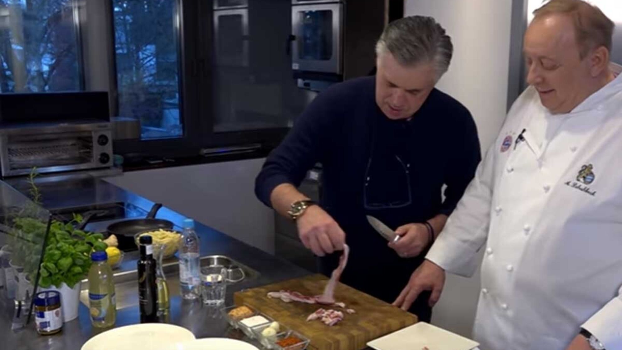 Carlo Ancelotti cocinando