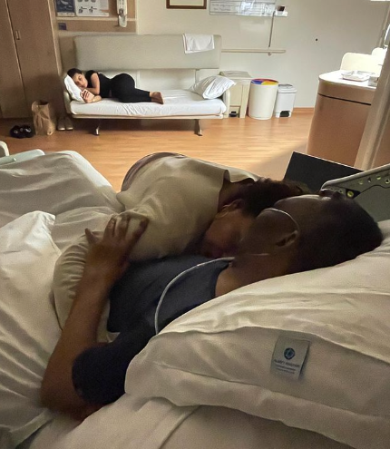 Pelé en un hospital junto a sus hijas