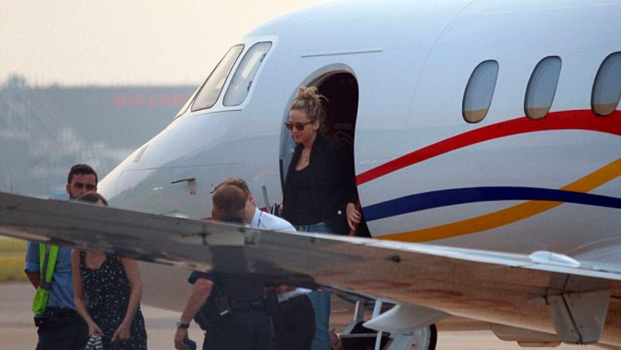 Jennifer Lawrence bajando de un jet privado