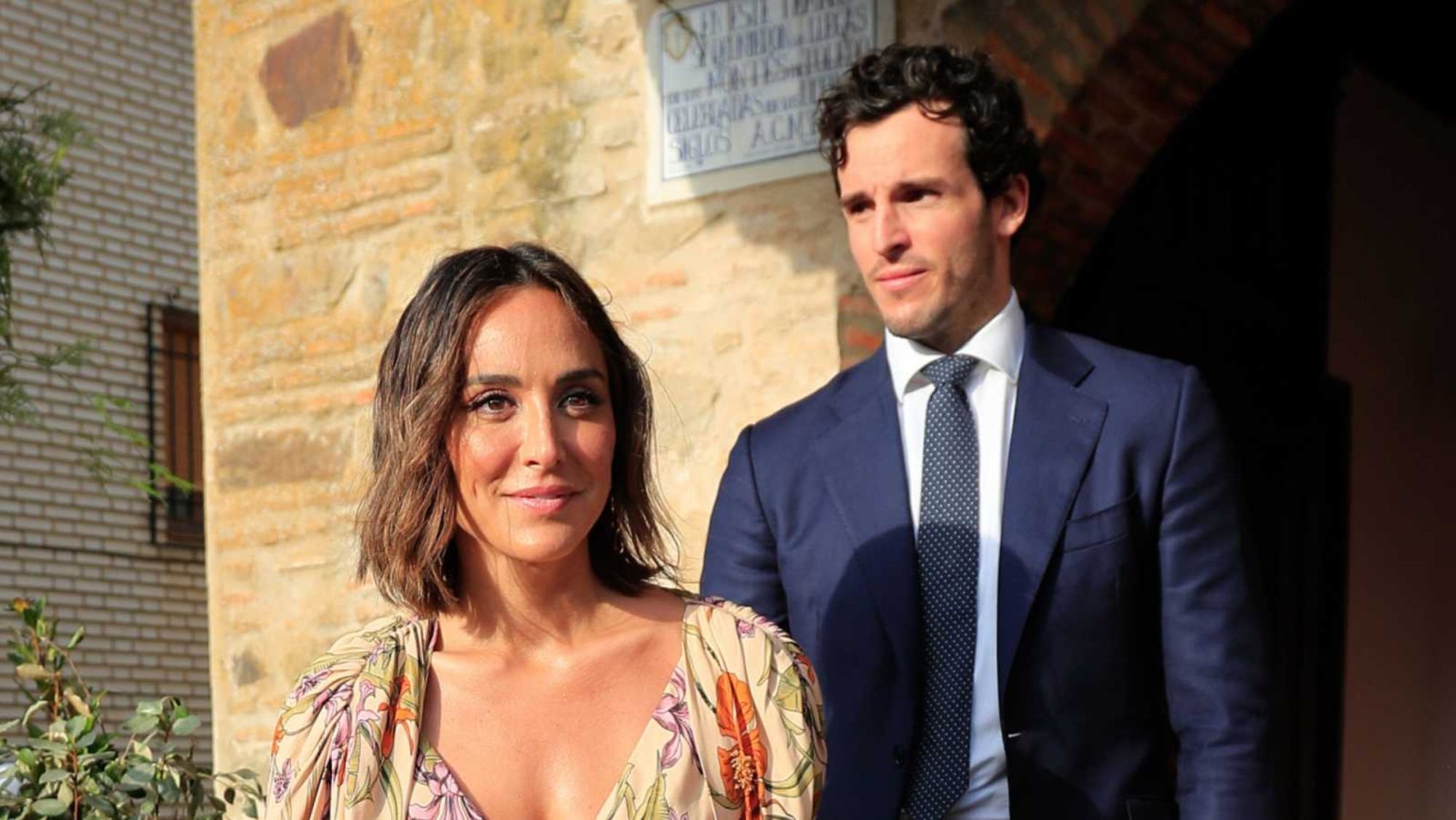 Tamara e Íñigo saliendo de la Iglesia