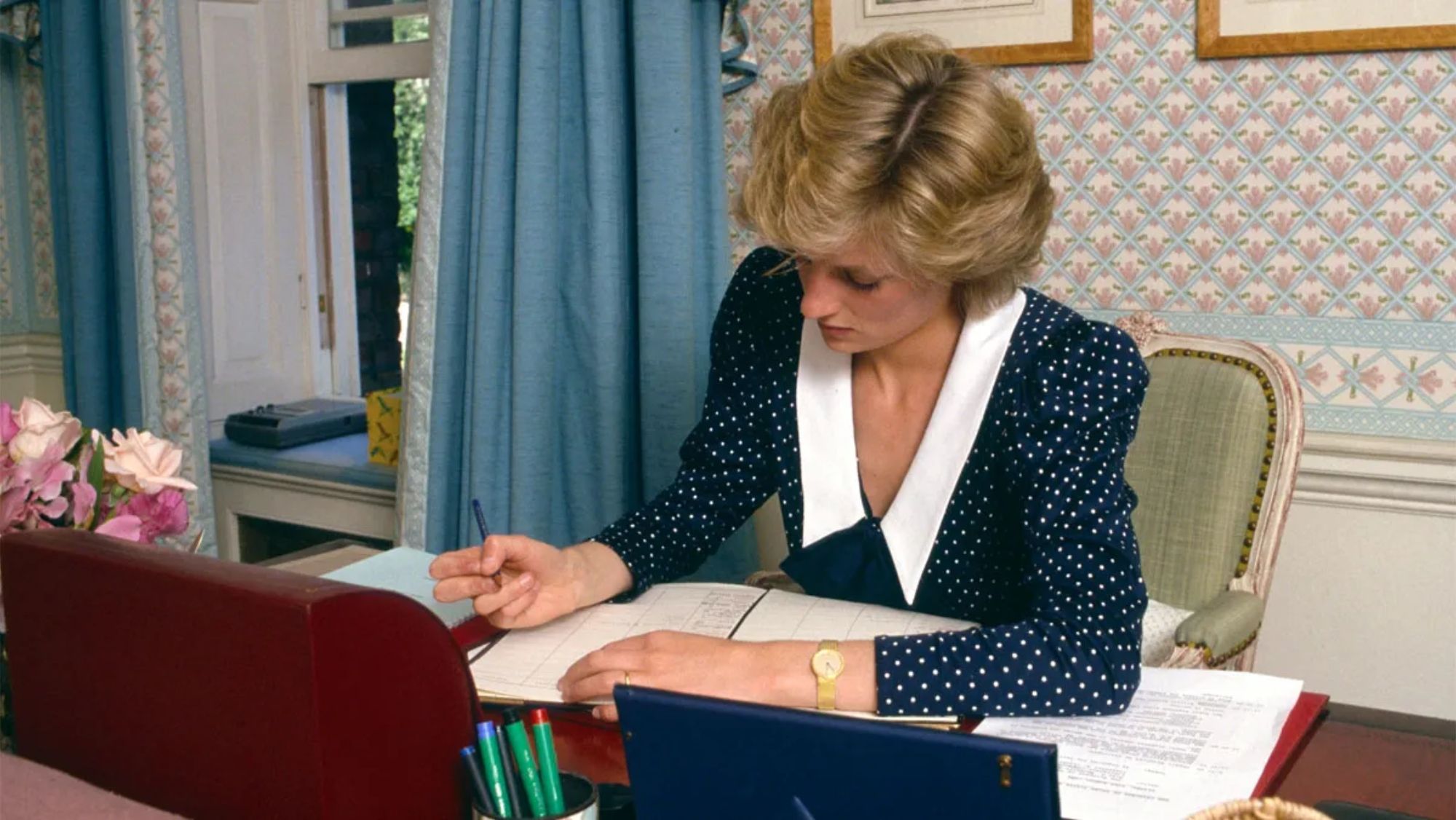 Diana Spencer en su escritorio